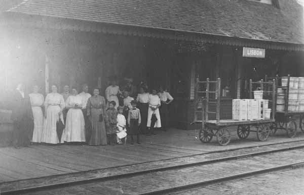 Crowd of people on the platform of the Lisbon train station